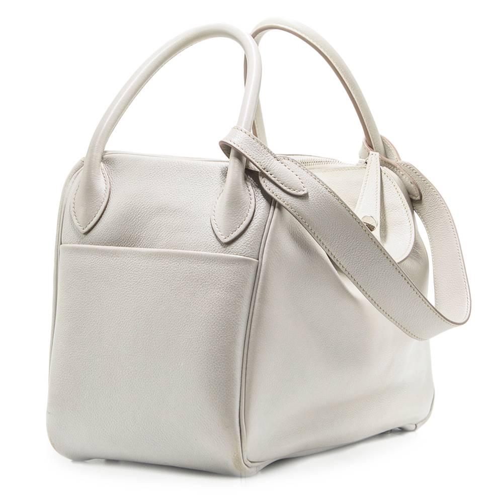 This stylish Lindy bag from Hermès is a true testament to the quality of the house's craftsmanship. Exuding timeless style and elegance, with Blanc White Clemence leather and beautiful palladium hardware, this piece is an everyday wardrobe staple.