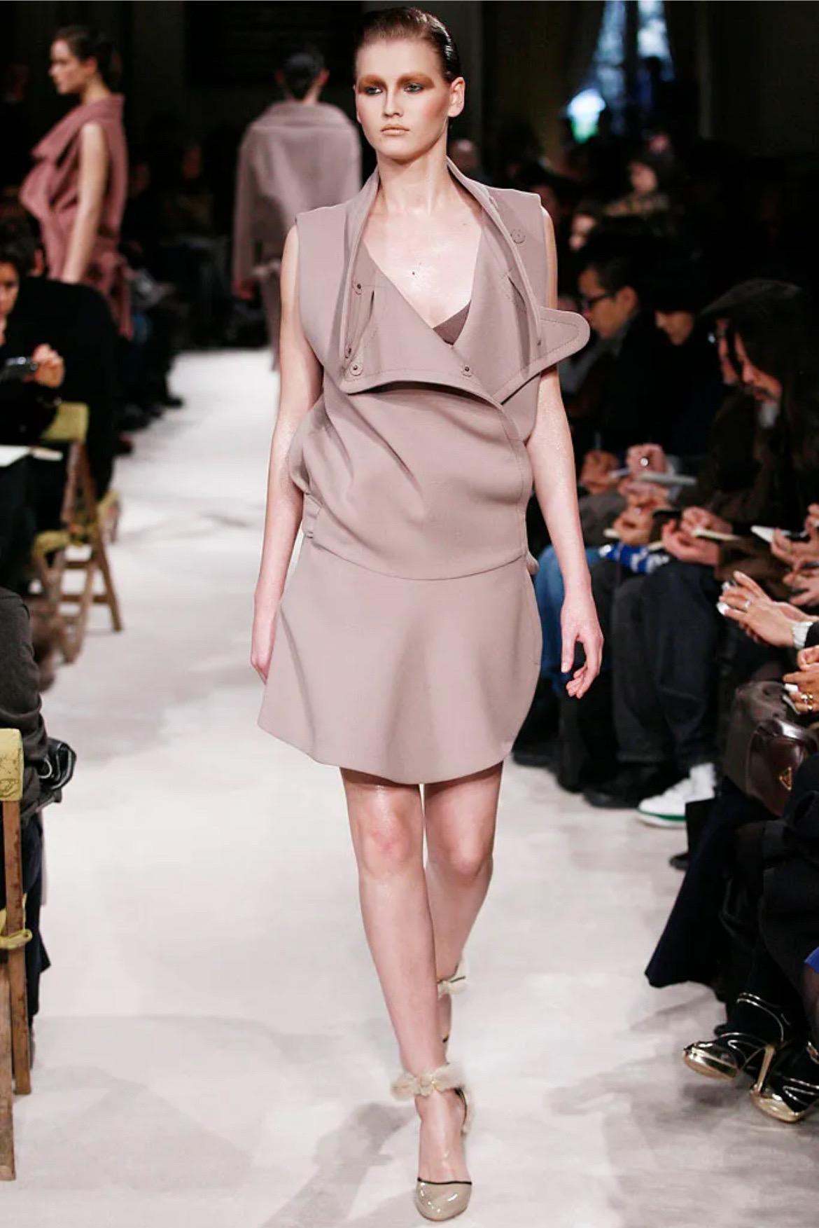 Fall 2009 MiuMiu Vintage Cream Space Age Mod Mini Dress - 1960's Style Shift In Good Condition For Sale In Sheffield, GB