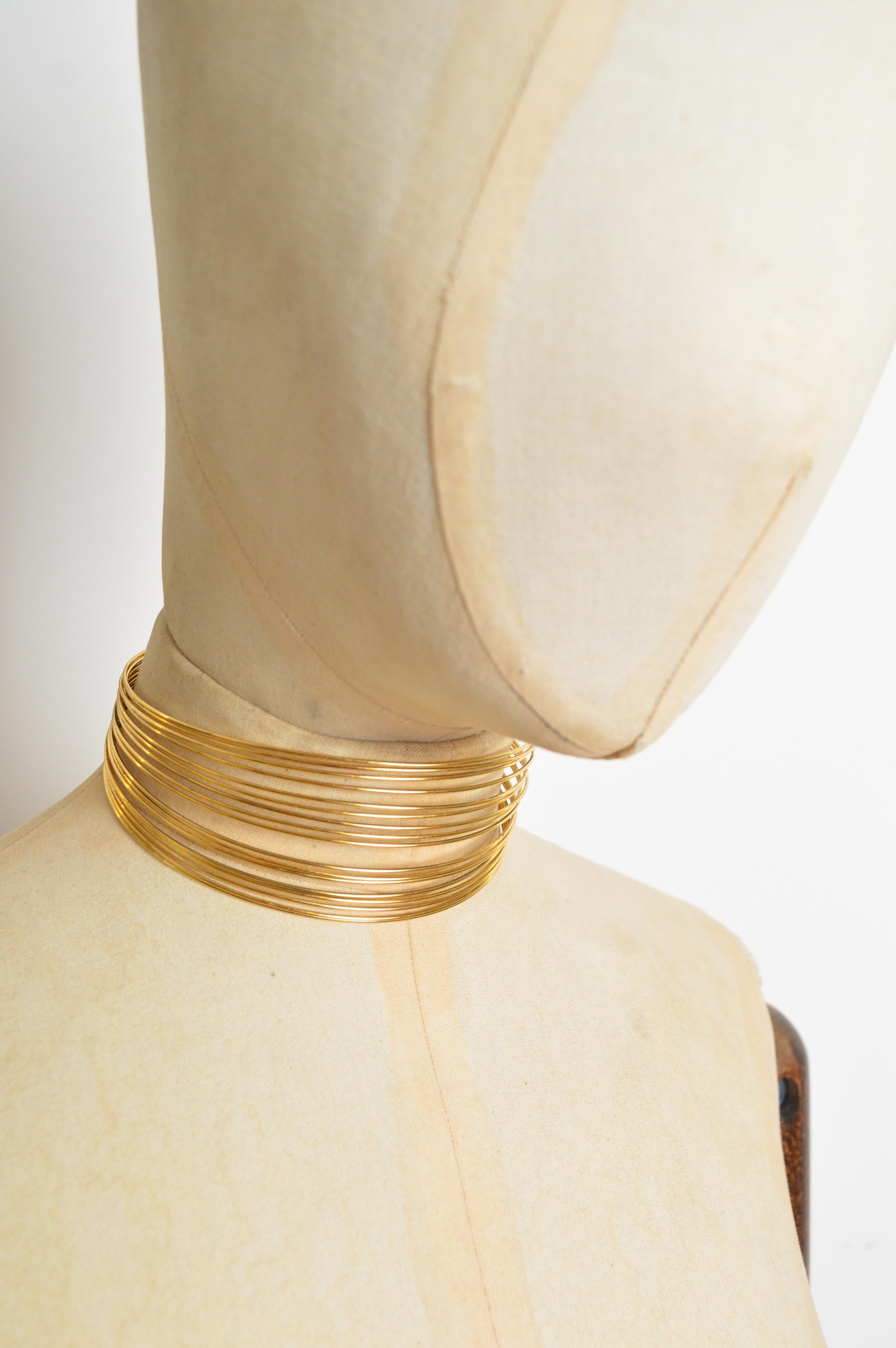 Christian Dior iconic J'ADORE Collar gargantilla de alambre dorado
Talla; TALLA UNICA - ajustable al cuello 13