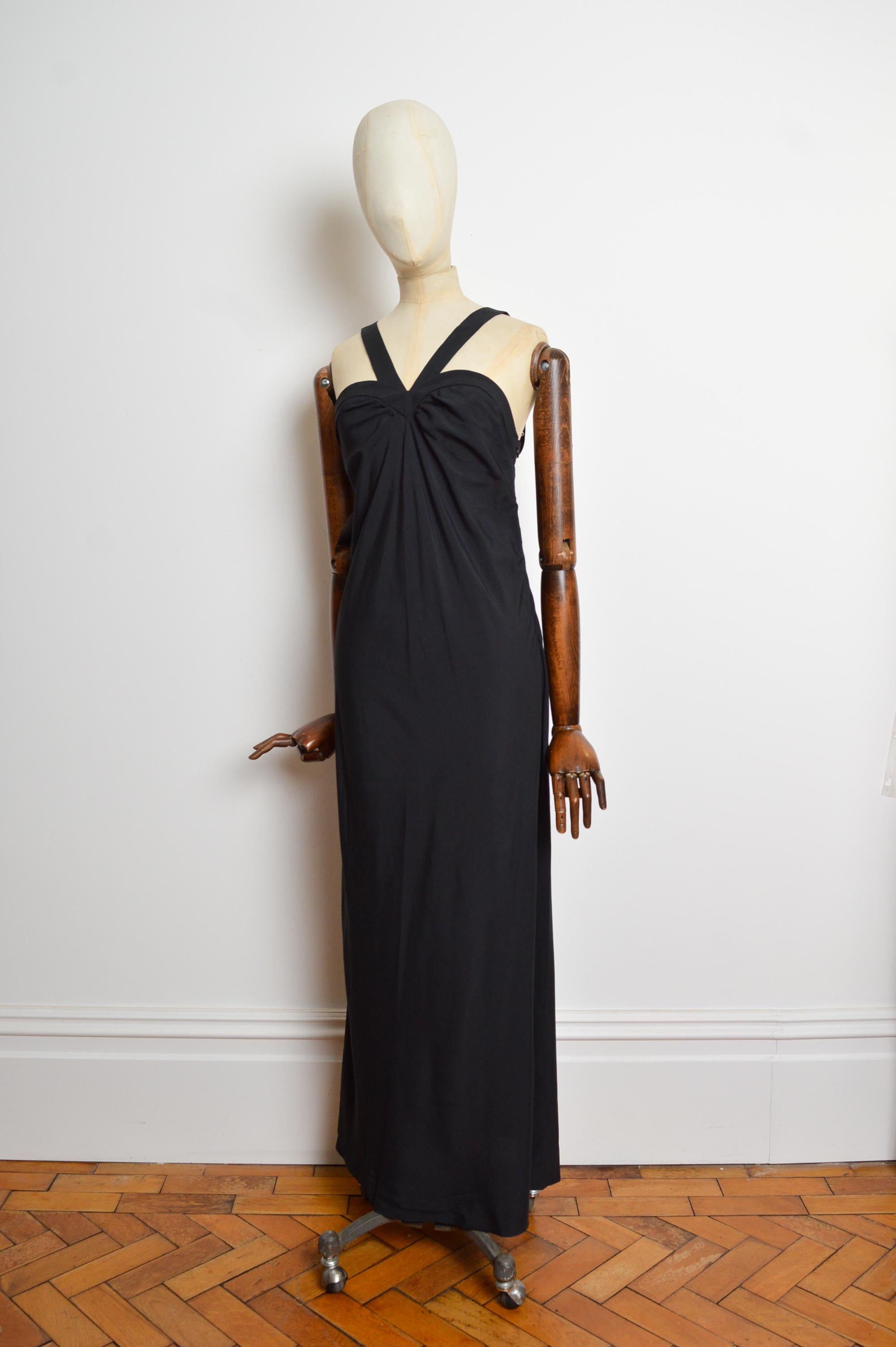 Printemps / Eté 1994 Yves Saint Laurent Robe de cocktail maxi noire avec fente sur la jambe et détail dans le dos. Le MATERIAL est léger et respirant.
FABRIQUÉ EN FRANCE.
Taille ; Recommandée UK 6-8
Les mesures sont indiquées en pouces ('')
De la