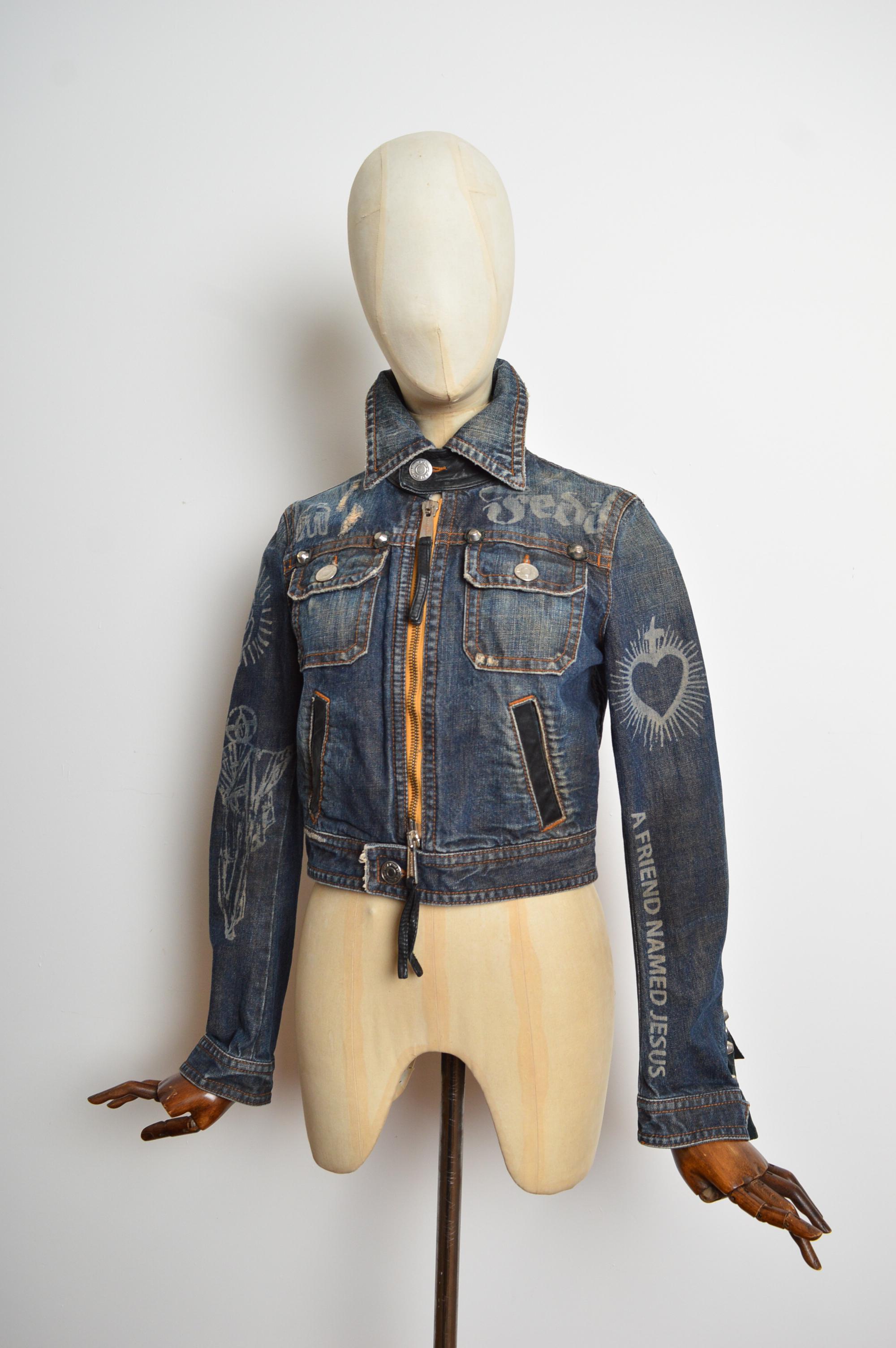 Chaqueta vaquera con detalles de piel con flecos, cremallera doble cromada, superficie blanqueada con el mensaje 