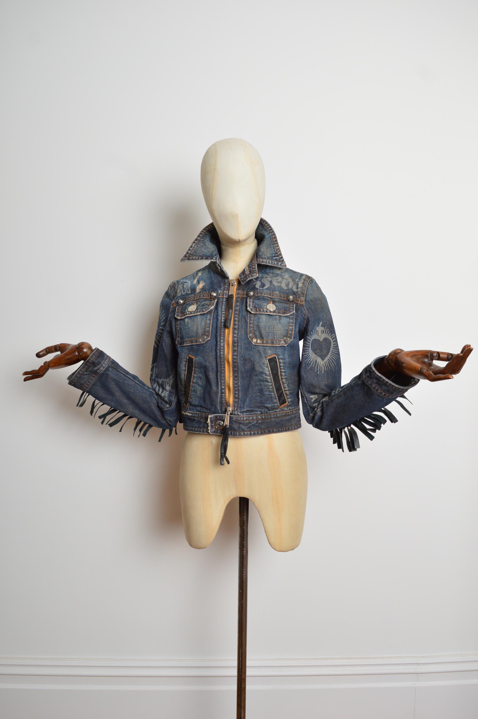 2005 Chaqueta Dsquared2 de cuero con flecos y denim angustiado occidental en venta 11