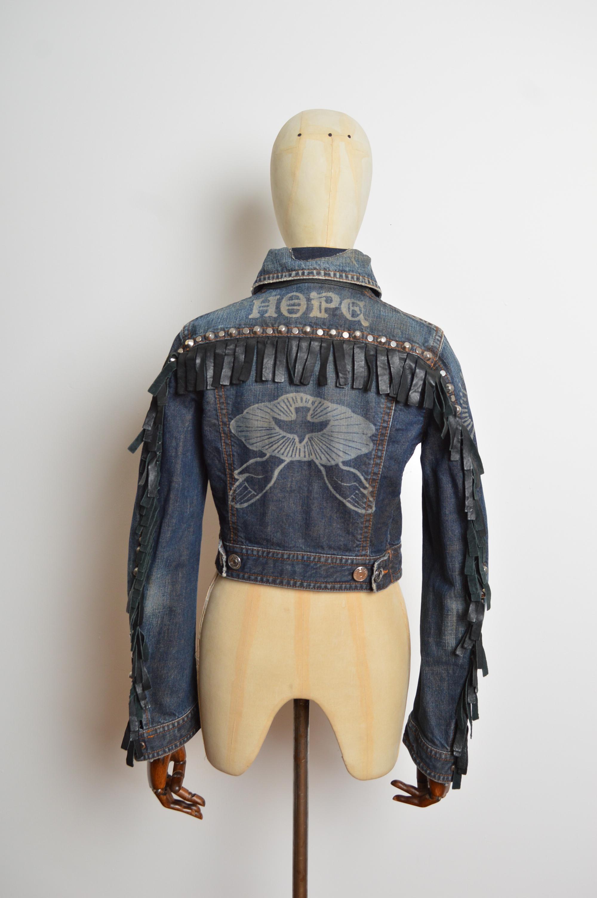 2005 Chaqueta Dsquared2 de cuero con flecos y denim angustiado occidental en venta 12