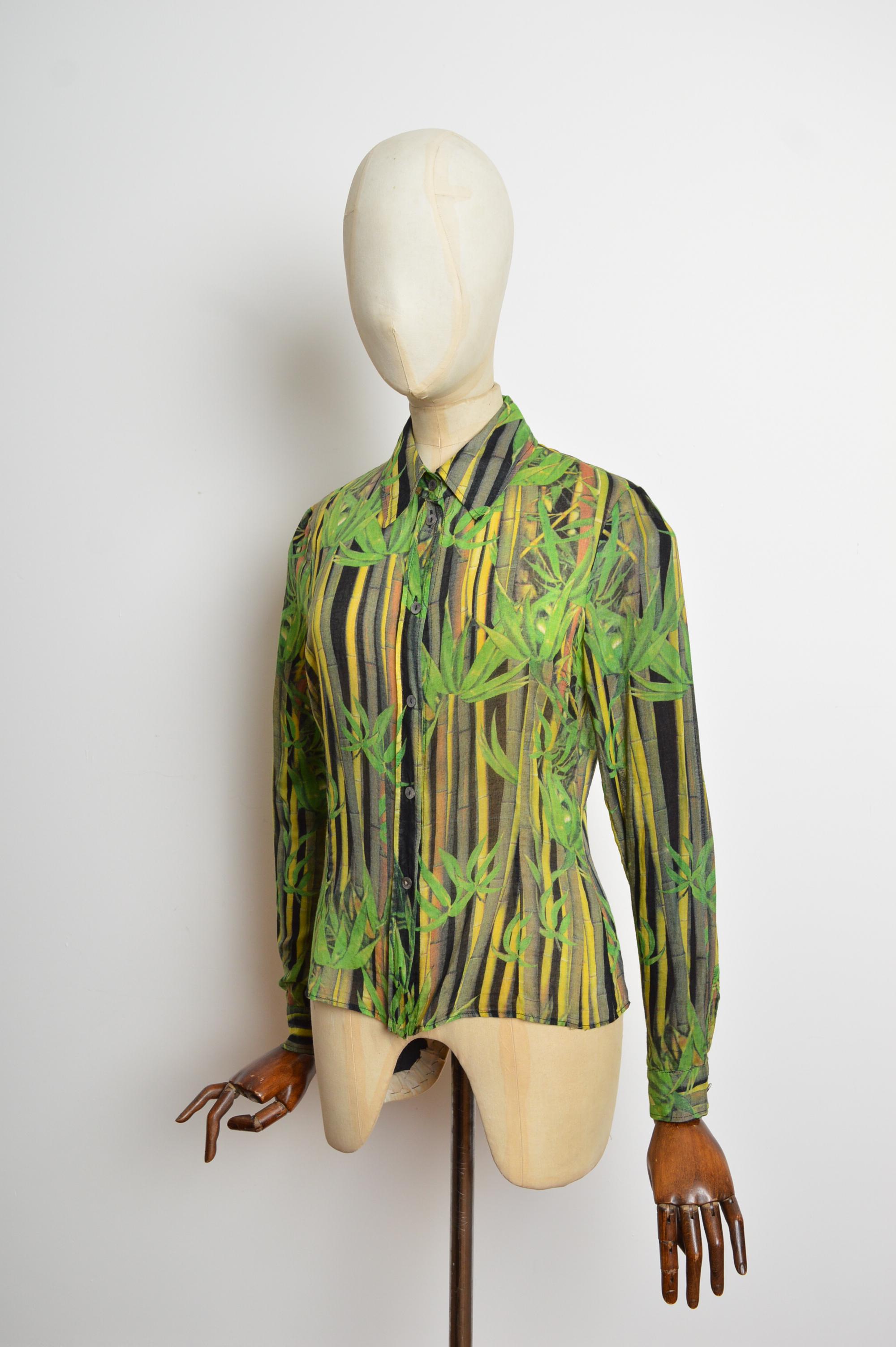 Dolce & Gabbana Camisa de manga larga de algodón verde con estampado de bambú
Camisa Dolce & Gabbana de edición japonesa Circa 2000, 100% algodón, con botones de perlas en relieve en la parte delantera y mangas con puños. 
Talla; XS (recomendamos