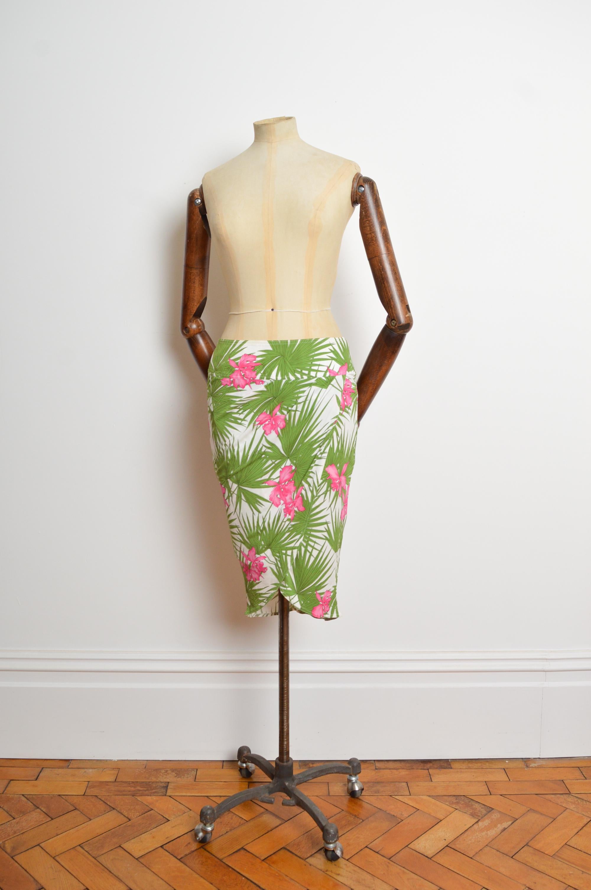 CÉLINE Printemps 2004 by Michael Kors Jupe avec imprimé feuilles de palmier et hibiscus. Il est doté d'une fermeture éclair dissimulée dans le dos et se situe à mi-hauteur, sous le nombril. 
Taille ; Label 40 / Nous recommandons UK 6 - 8
Les mesures
