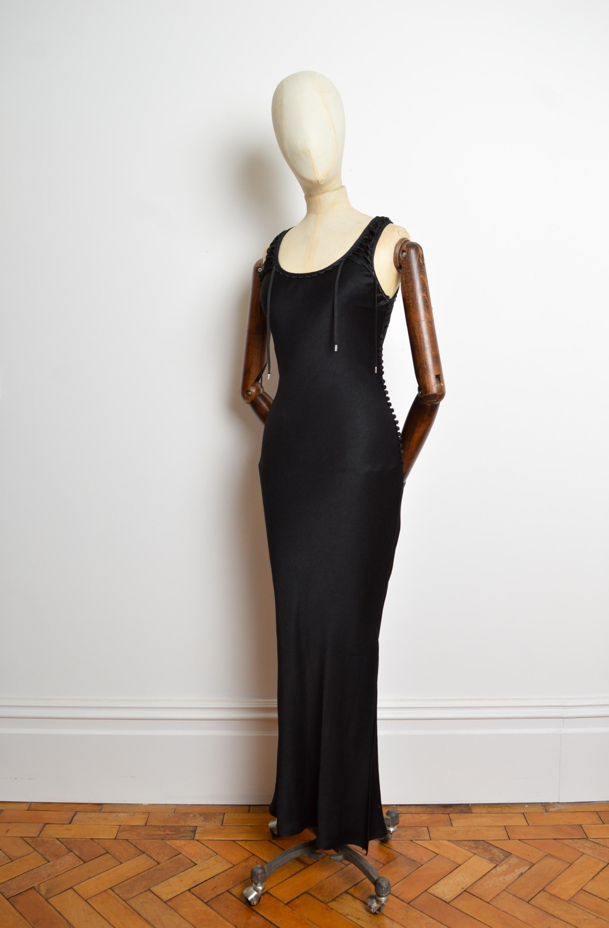 Herbst/Winter 2003 Christian Dior Kleid von John Galliano. Dieses lange Satinslipkleid mit den charakteristischen Spitzendetails an den Schultern und dem schräg geschnittenen Körper hat die typischen Dior-Knöpfe aus der Galliano-Ära an der Seite und