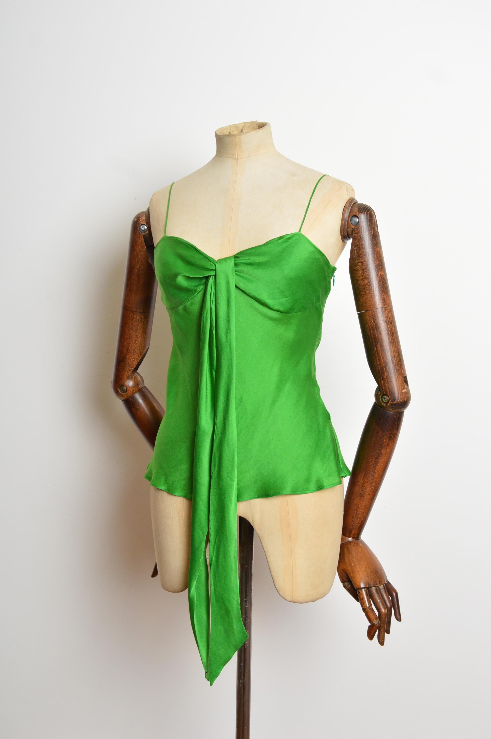2005 Alexander McQueen Canotta in seta verde mela - Gilet
2005 Greene & Greene in seta, top con spalline e fiocco sul davanti che può essere regolato per creare una varietà di stili. 
Taglia; consigliato UK 8
Le misure sono indicate in pollici