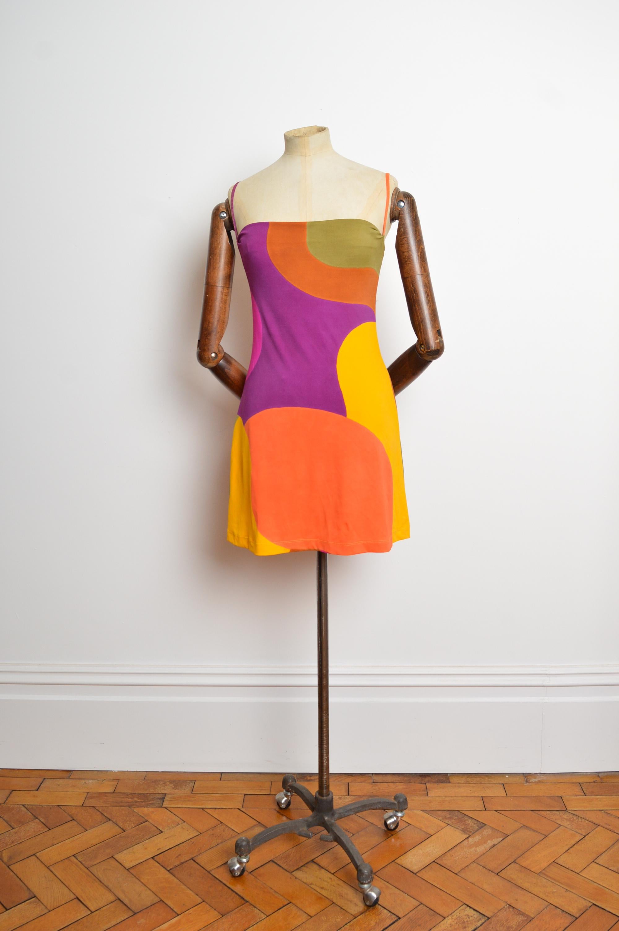 1990er Plein Sud Colourful Vintage Micro Mini Slip Dress aus dehnbarem Jersey-Stoff mit Spaghettiträgern an den Schultern.
GEFERTIGT IN FRANKREICH
Empfohlene Größe: Small (UK 6-8).
Die Maße sind in Zoll ('') angegeben.
Grube zu Grube;