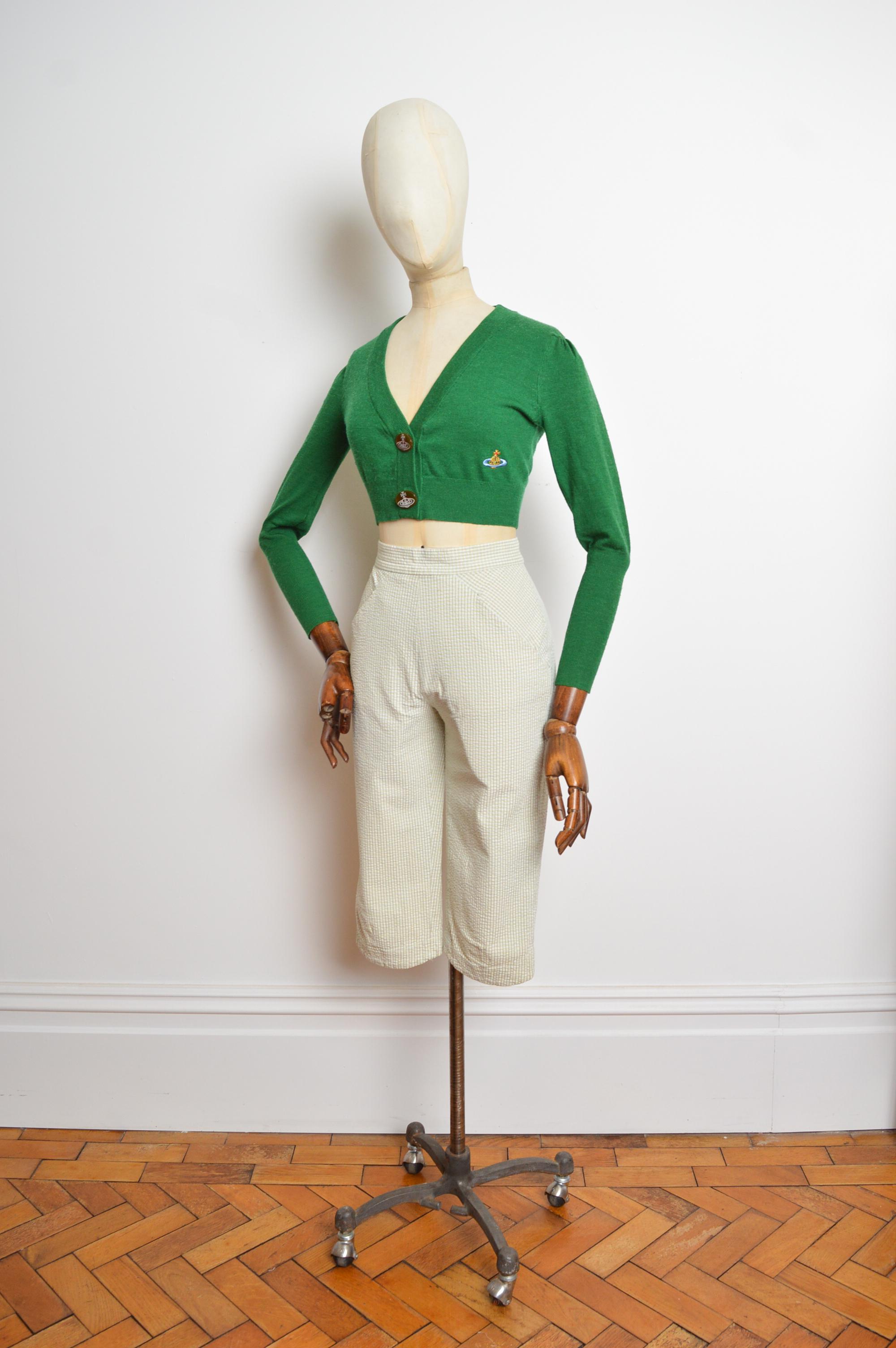 Cardigan cropped Vivienne Westwood Red Label des années 2000, dans un ton vert feuillu, doté de gros boutons orbes sur le devant et de détails orbes brodés. 
Taille recommandée : Small / UK6-10
Les mesures sont indiquées en pouces ('')
De la fosse à