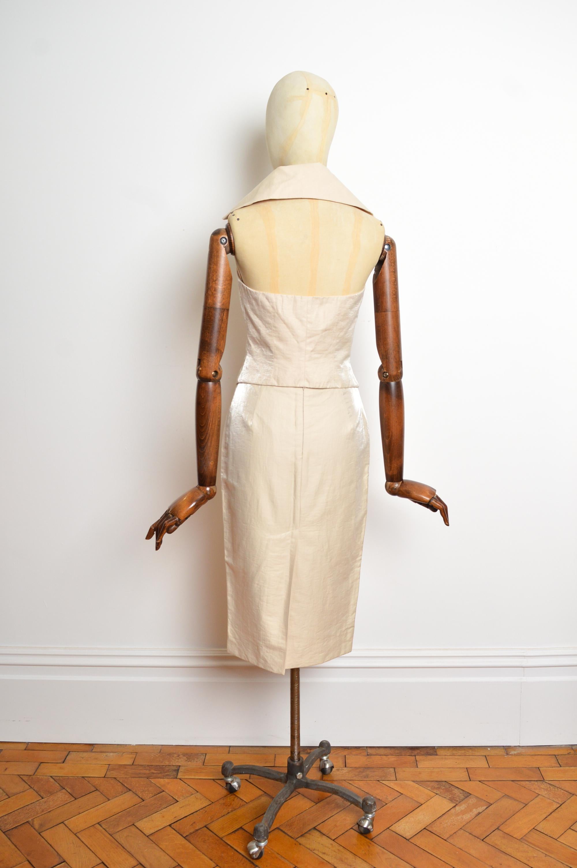 S.S. 2004 Vivienne Westwood Gilet e Gonna a matita in bianco e champagne in vendita 10
