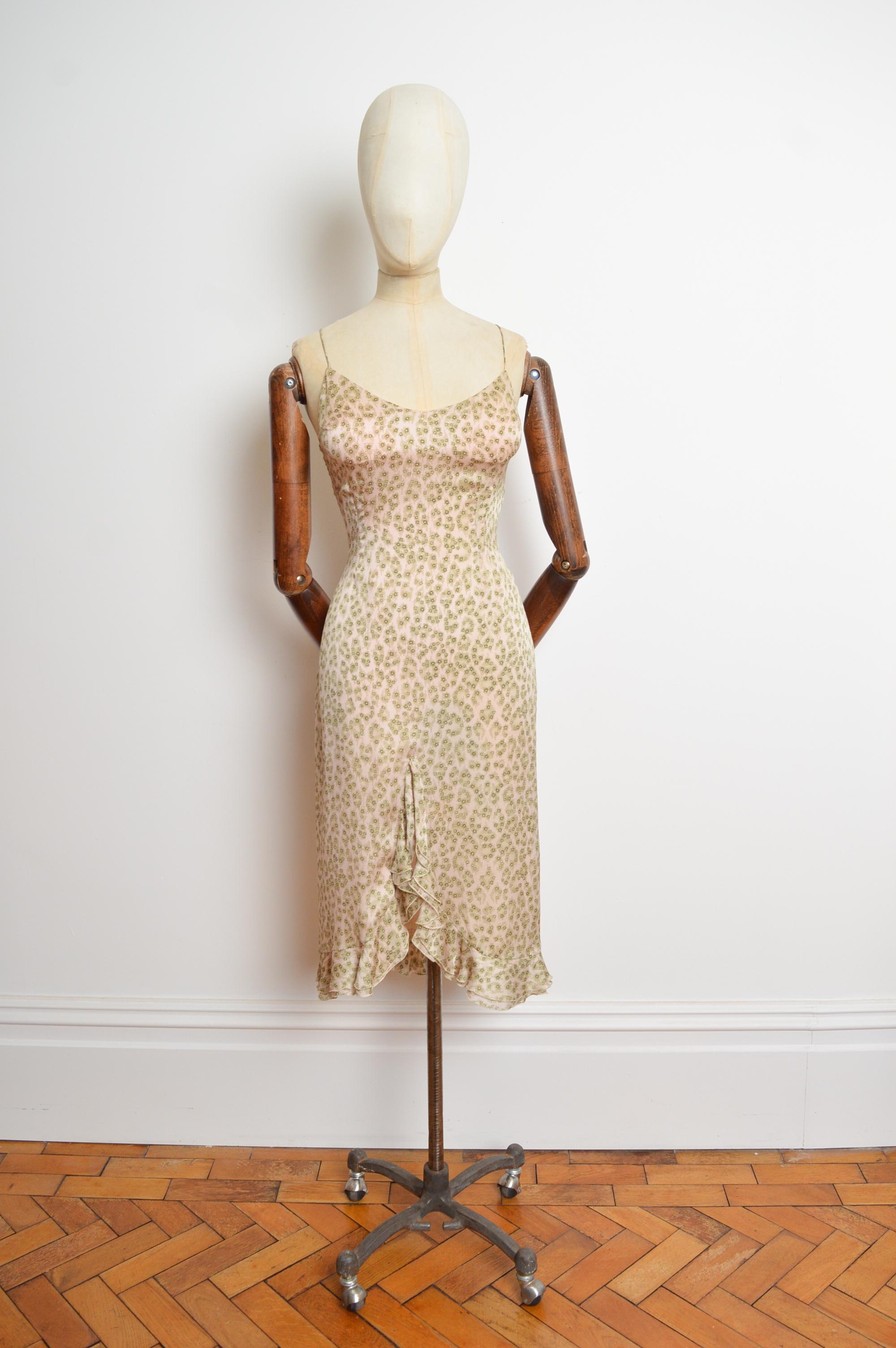 Magnifique robe à glissière Chloé by Stella McCartney de la fin des années 1990, réalisée en pure soie. Il est doté de bretelles spaghetti, d'un motif floral rose ballerine et vert sauge qui ressemble à un imprimé léopard et d'un volant à l'ourlet.