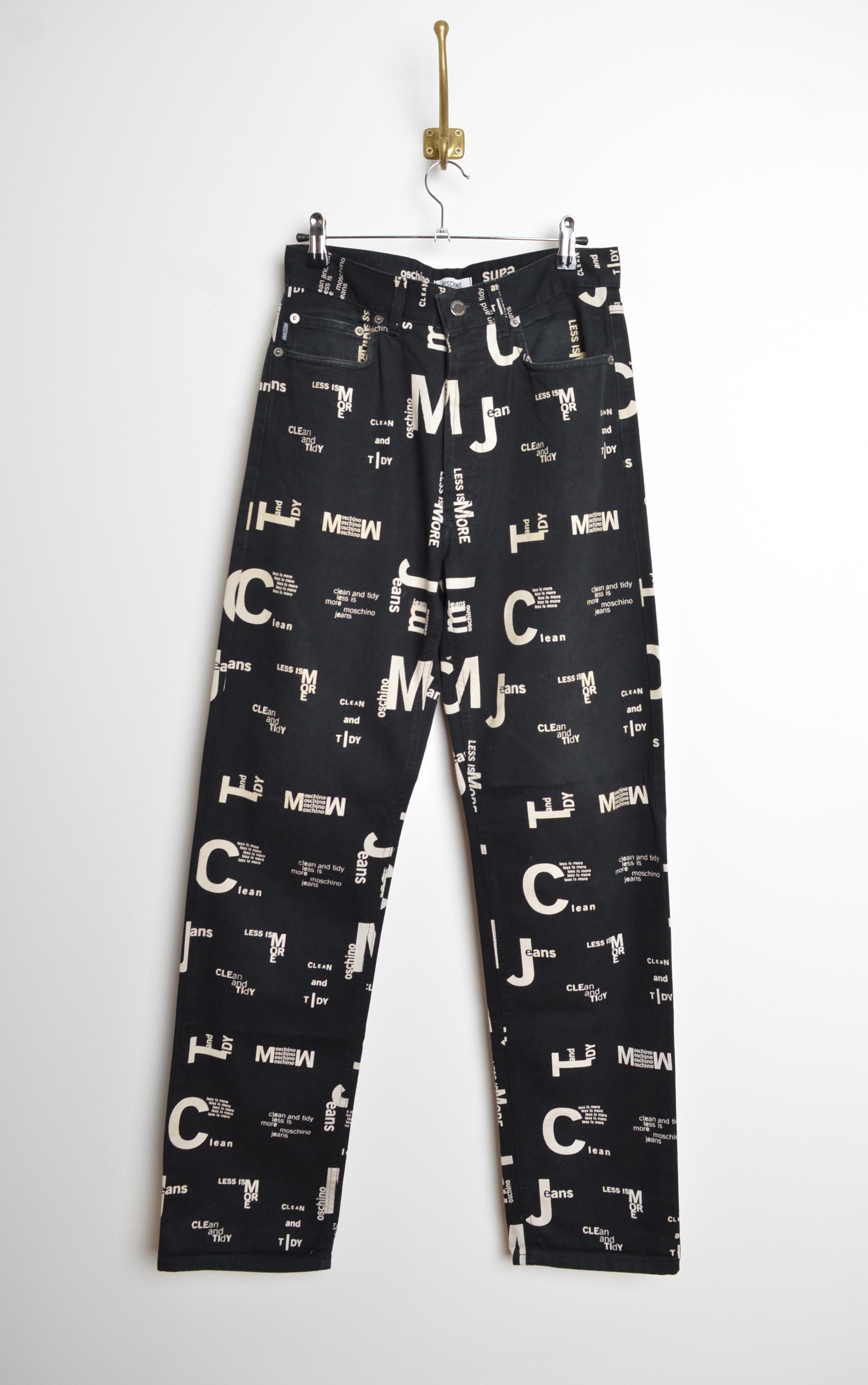 Vintage Franco Moschino 2000s Vaqueros negros con estampado de llaves 
Alrededor del año 2000. Colores negro y blanco roto Diseño clásico de 4 bolsillos, trabillas para el cinturón y cierre con botones. 
Talla; 30