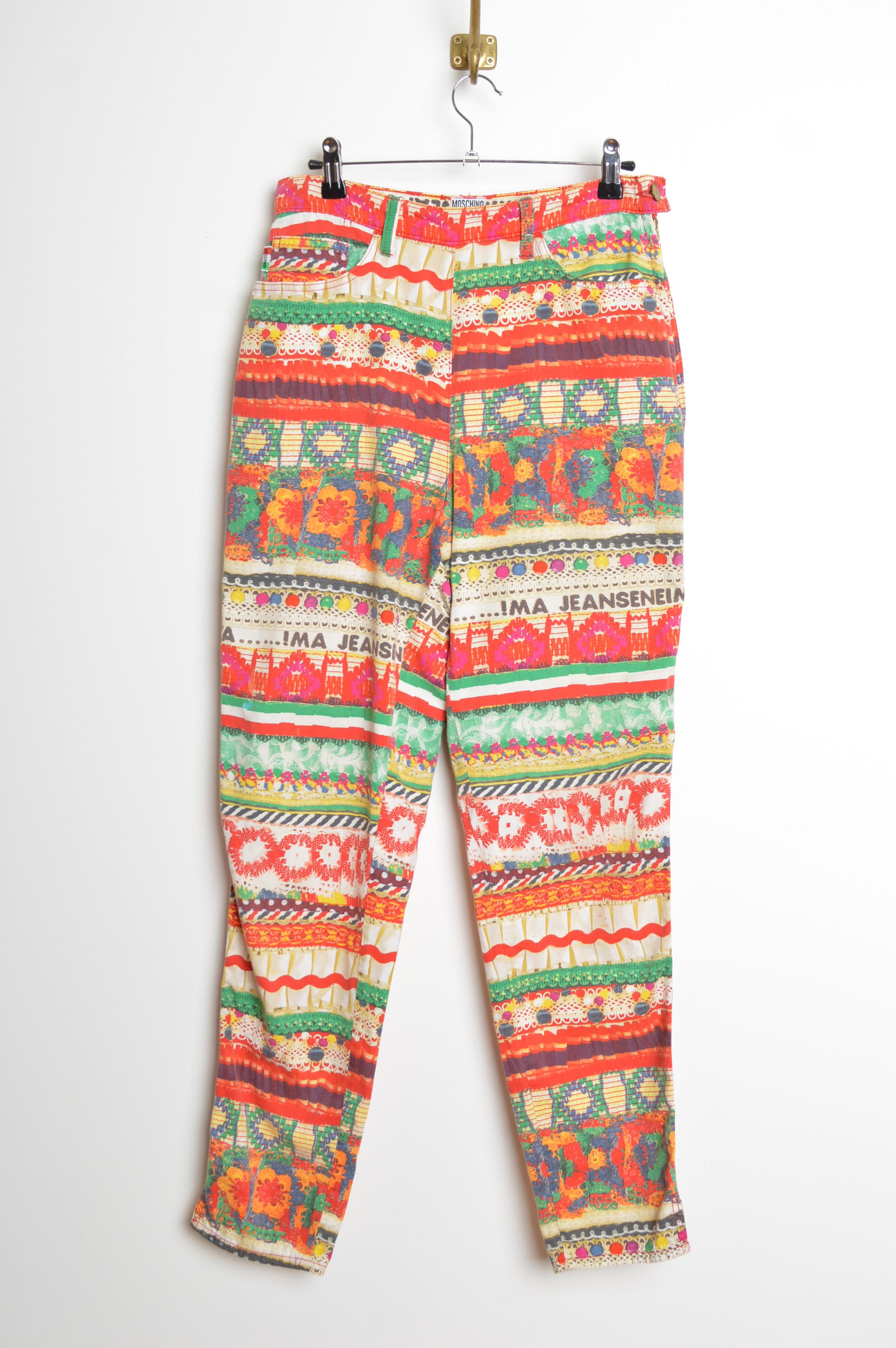 
Einzigartige Moschino-Hose aus den 1990er Jahren, bunt und lebhaft gemustert, klassisches 4-Pocket-Design, Gürtelschlaufen und Knopfleiste mit Reißverschluss. 
Größe; 29