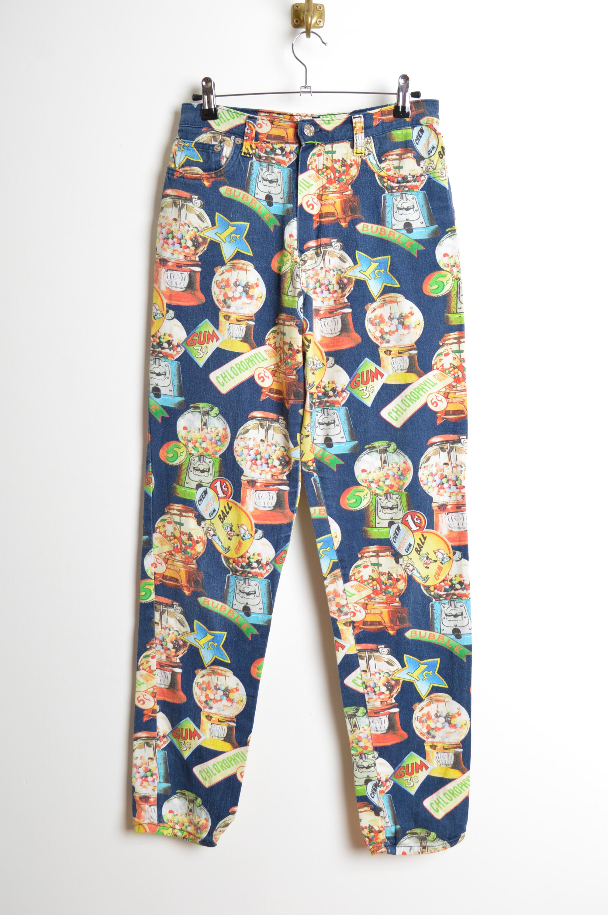 Jeans COTTONADE des années 1990 à motif coloré Bubble Gum Pinball / Modèle classique à quatre poches / Fermeture à glissière et boutons.
Taille ; Recommandée UK 6 - 8
Les mesures sont indiquées en pouces ('')
Taille ; 26'' - 28''