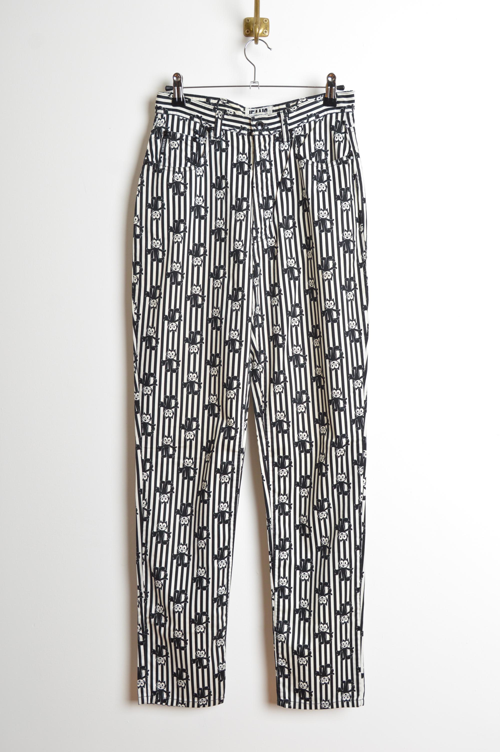 Jeans Vintage ICEBERG 'Felix the House Cat' des années 1990 / Design classique à quatre poches / Fermeture à glissière / Rare Collaboration officielle entre ICEBERG Jeans et Felix the Cat Productions. Coton Matière.
Taille ; Recommandée UK 6 - 8.