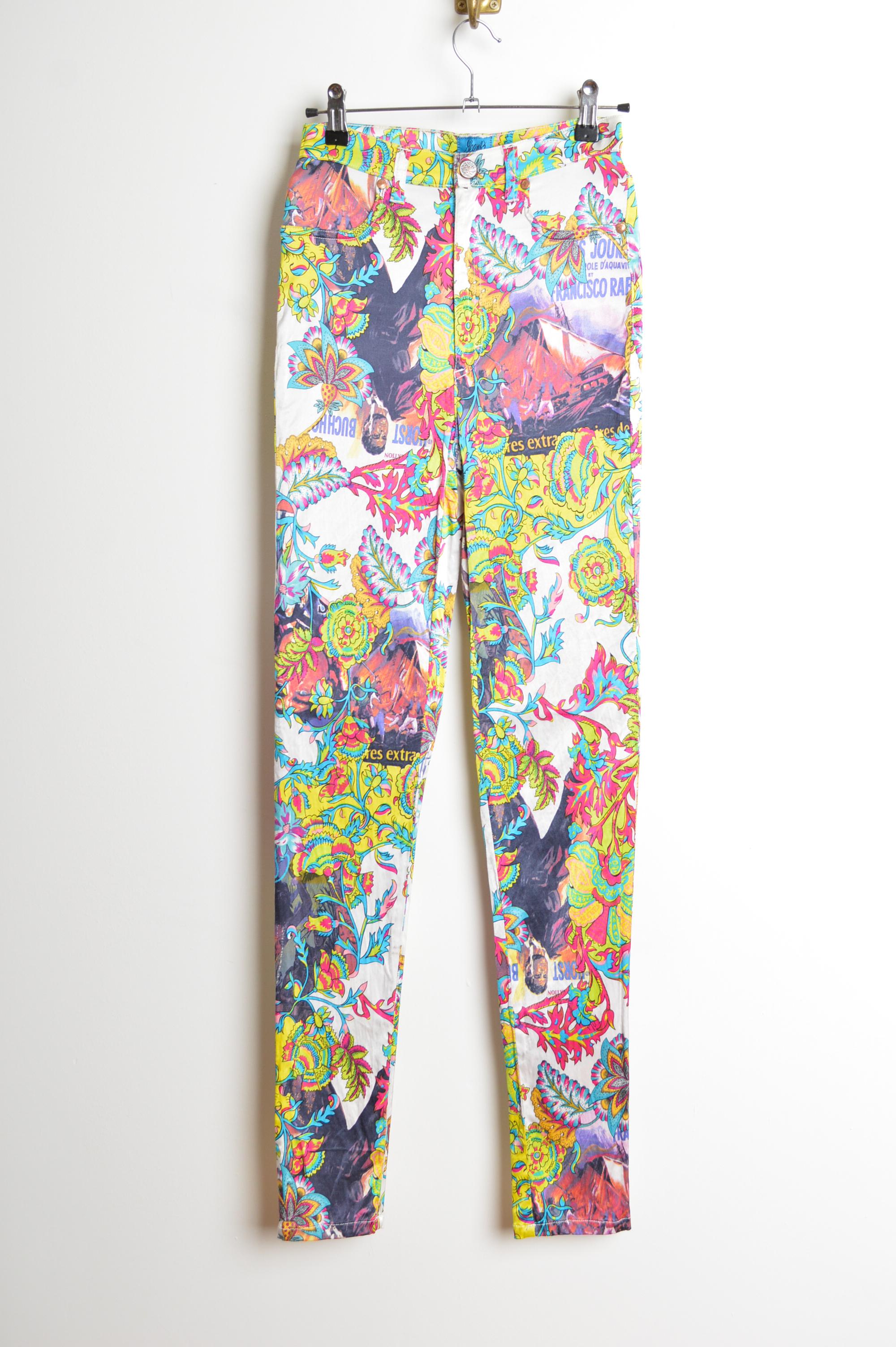 ¡Vaqueros de satén brillante Christian Lacroix de los años 90 con estampado de colores chillones y vibrantes !
Diseño clásico de cuatro bolsillos / Cierre de botón con cremallera / Material con acabado satinado
Talla; Recomendada UK 4 - 6
Las