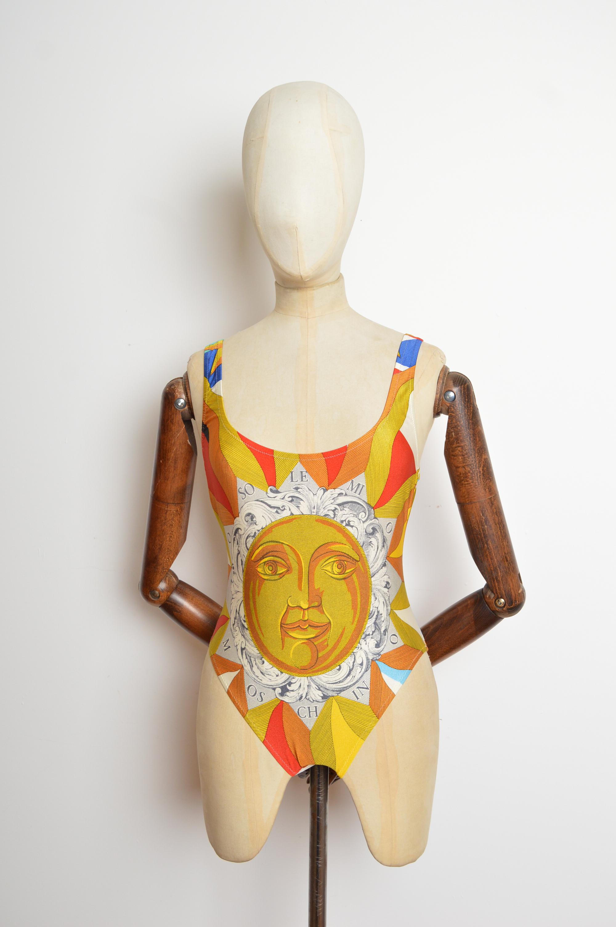Franco Moschino-Badeanzug aus den 1990er Jahren mit Sunshine-Print im Rokoko-Stil in einer lebhaften italienischen Farbpalette.   
Empfohlene Größe; SMALL-MEDIUM / UK6-10
Zustand; 8/10 Toller Zustand ohne nennenswerte Mängel. 
MATERIAL; 80% Nylon /