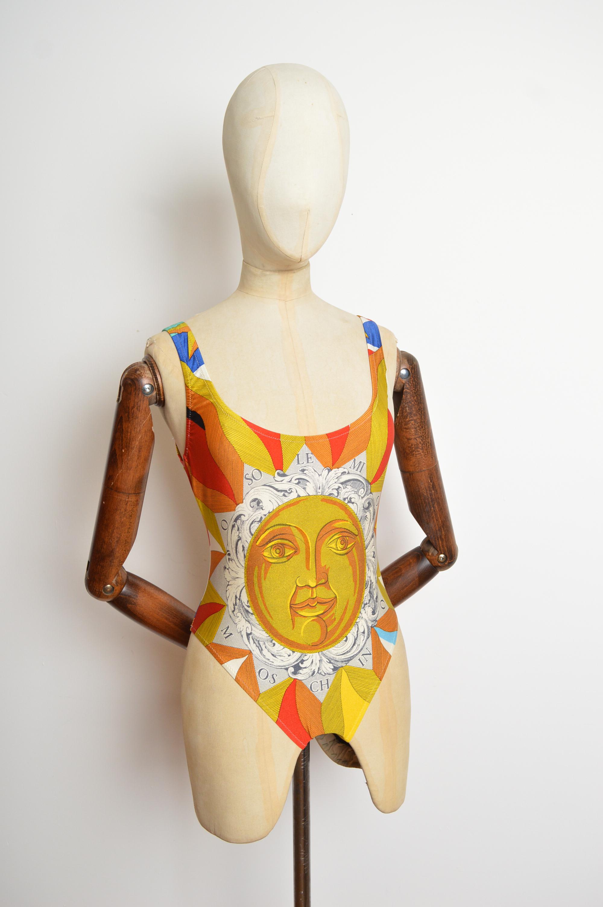 1990's MOSCHINO mare Rococo Baroque Sun print Badeanzug - Badeanzug (Beige) im Angebot