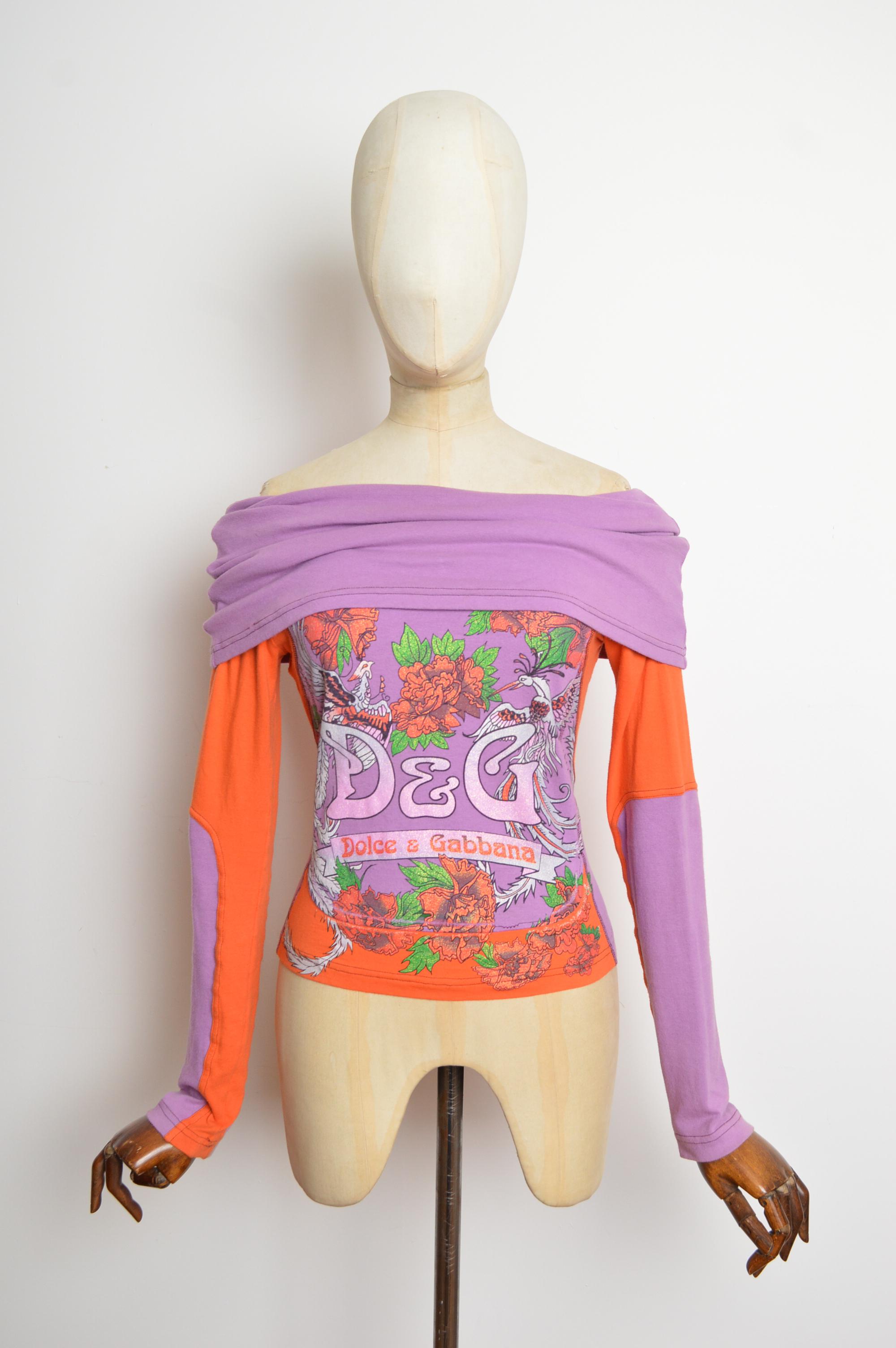 DOLCE & GABBANA Art Nouveau Y2k Lila Langarm Off shoulder Top2000's DOLCE & GABBANA Art Nouveau  Langärmeliges schulterfreies Oberteil in Flieder- und Korallentönen mit Muster. 
Empfohlene Größe; MEDIUM / UK 8-10 (dehnbar) 
Die Maße sind in Zoll