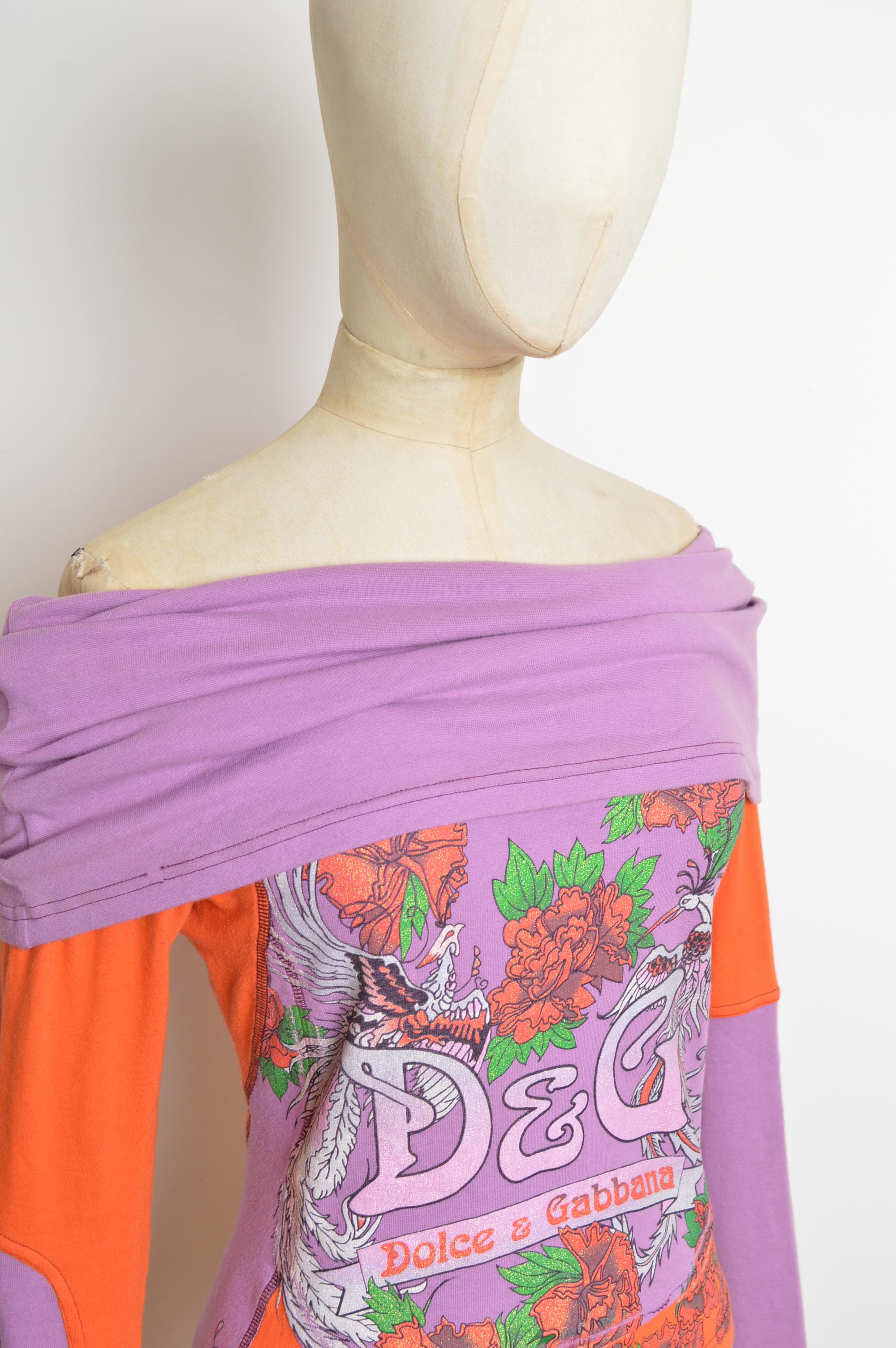 DOLCE & GABBANA Art Nouveau Y2k Lila Langarm Off Schulter Slouchy Top im Angebot 1