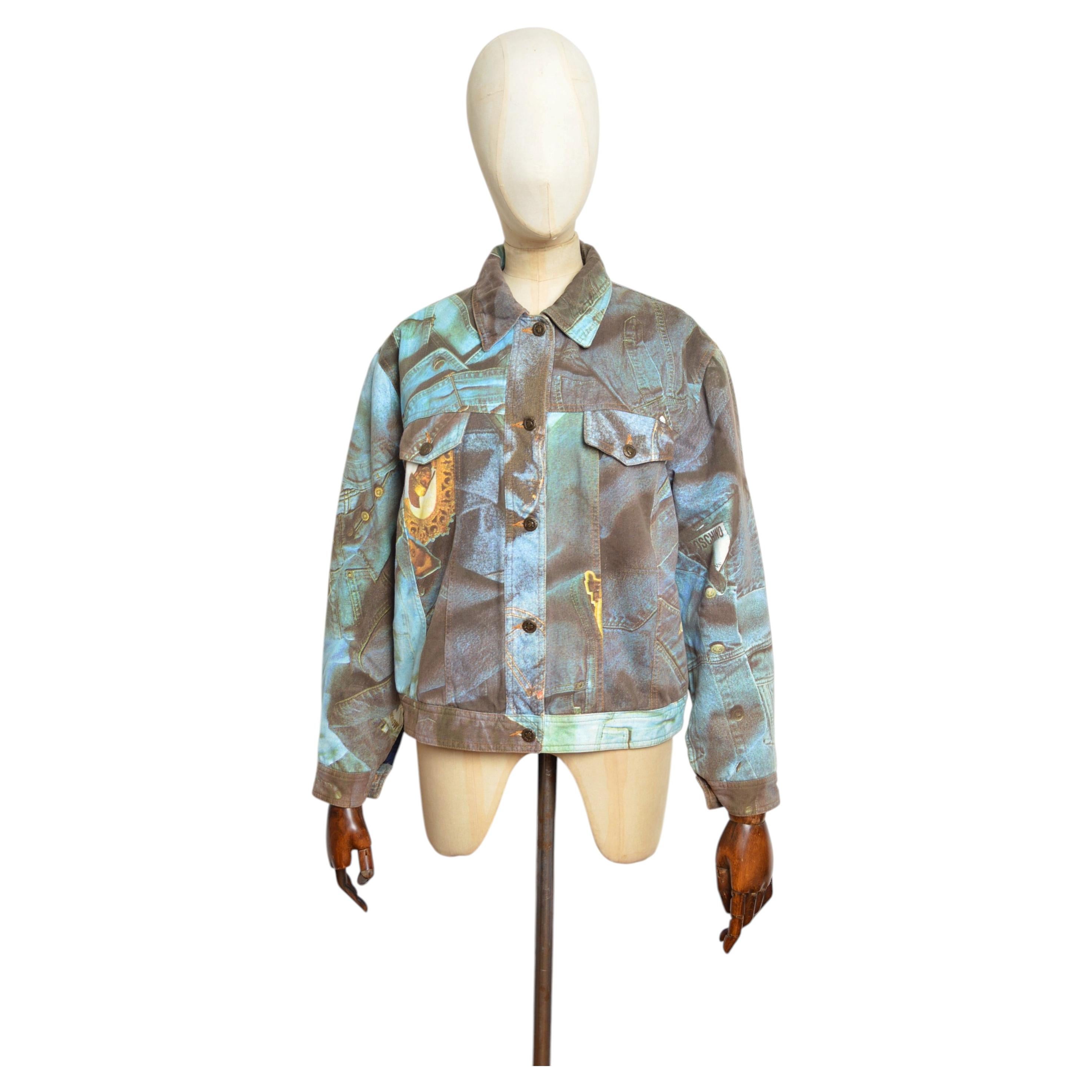 Chaqueta vintage de Moschino de los años 90 con estampado de vaqueros azules en venta