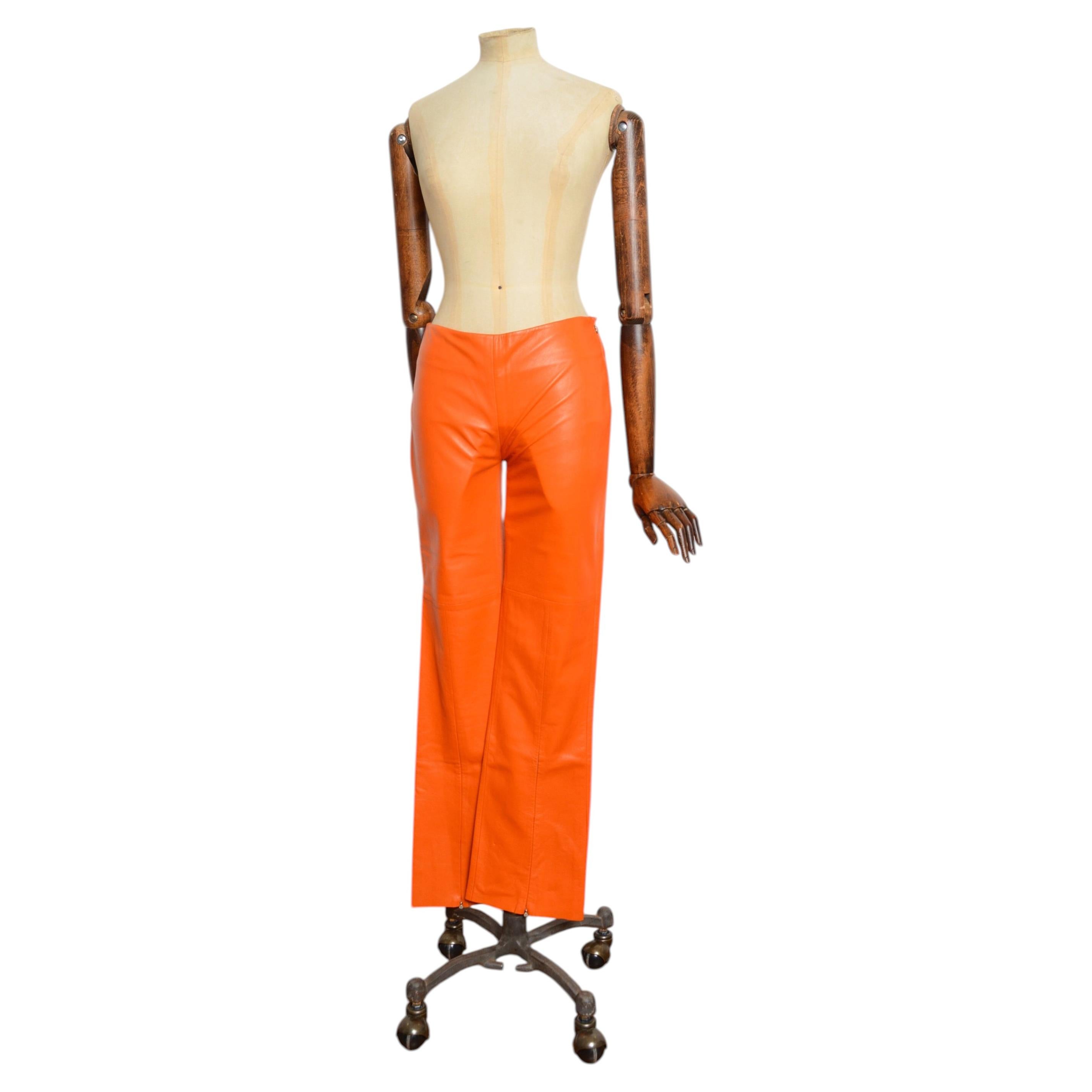 Pantalon Versace Y2K en cuir d'agneau orange, style années 2000, taille basse / mi-haute - Taille UK 6 en vente