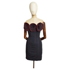Vestido de cóctel mini sin tirantes de los años 80 de Alberta Ferretti, con detalle de un ramillete de flores negro