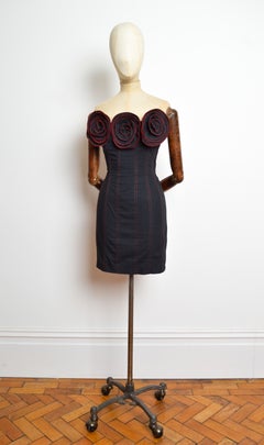 Vestido de cóctel mini sin tirantes de los años 80 de Alberta Ferretti, con detalle de un ramillete de flores negro