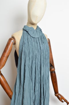 Vestido azul arrugado de estilo griego de CHLOÉ. Muestra de taller / Prototipo. Vestido largo sin espalda