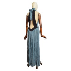 Vestido azul arrugado de estilo griego de CHLOÉ. Muestra de taller / Prototipo. Vestido largo sin espalda