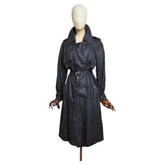 Collection printemps-été 2002 Christian Dior John Galliano : veste-trench en lin ciré noir avec ceinture