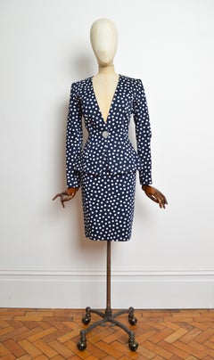 Yves Saint Laurent, collection printemps-été 1998 : ensemble composé d'un blazer bleu marine à pois et d'une jupe crayon