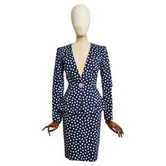 Yves Saint Laurent, collection printemps-été 1998 : ensemble composé d'un blazer bleu marine à pois et d'une jupe crayon