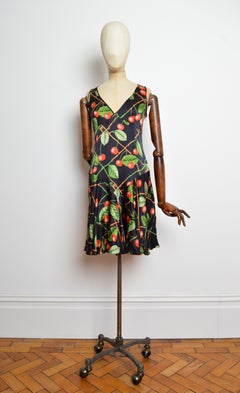 Herbst/Winter 2003 – John Galliano: Schwarzes Abendkleid aus Seide mit Kirschmuster, schräg geschnitten