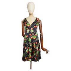 Herbst/Winter 2003 – John Galliano: Schwarzes Abendkleid aus Seide mit Kirschmuster, schräg geschnitten