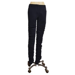 Pantalones pitillo de talle bajo con fruncidos, azul y negro, de Patrizia Pepe, estilo Avant Guard de los años 2000