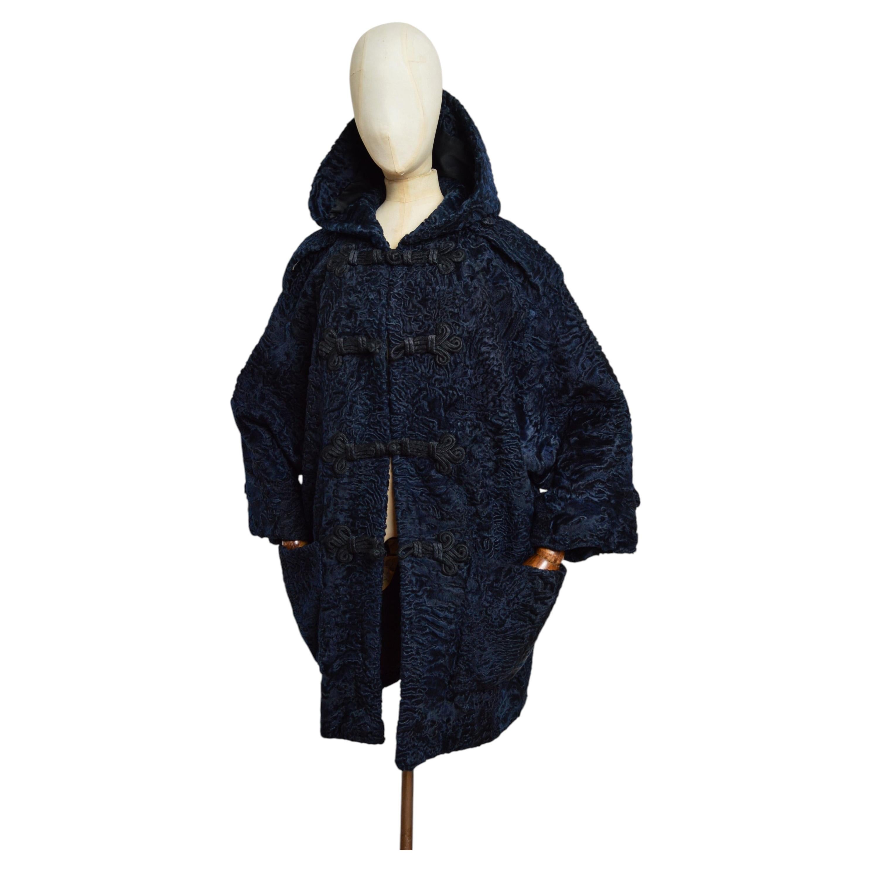 Cappotto di pelliccia "Principessa russa" con cappuccio in astrakan blu notte di Neiman Marcus degli anni '50 in vendita