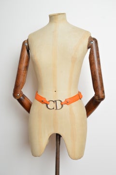 Cintura in pelle arancione con fibbia a forma di CD firmata CHRISTIAN DIOR, disegnata da John Galliano, dei primi anni 2000