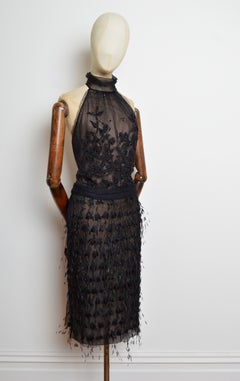 Robe de cocktail Alberta Ferretti, collection automne-hiver 2012, noire, dos nu, ornée de plumes