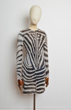 Giambattista Valli, collection printemps-été 2012 : robe à manches longues à imprimé zébré et motif animalier
