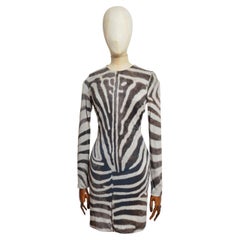 Giambattista Valli, collection printemps-été 2012 : robe à manches longues à imprimé zébré et motif animalier