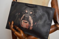 Bolso de mano grande tipo sobre «Rottweiler» de Givenchy de 2013, diseñado por Riccardo Tisci