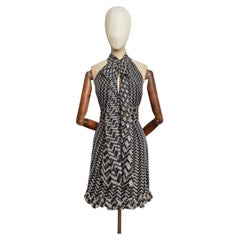 GUCCI par Frida Giannini, vers 2010, mini-robe en soie à motif en chevrons et col licou
