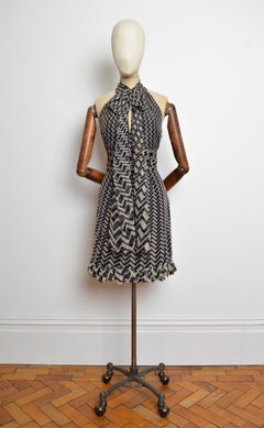 GUCCI par Frida Giannini, vers 2010, mini-robe en soie à motif en chevrons et col licou