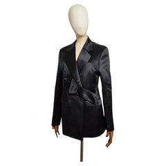 Herbst/Winter 2022 – JIL SANDER: Schwarzer Satin-Smoking-Blazer mit Schleife