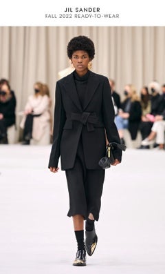Herbst/Winter 2022 – JIL SANDER: Schwarzer Satin-Smoking-Blazer mit Schleife