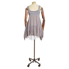 Top/vestido tipo túnica corta de estilo campesino con volantes en gris de Cop Copine, de la década de 2000