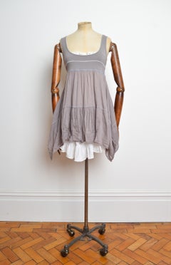Top/vestido tipo túnica corta de estilo campesino con volantes en gris de Cop Copine, de la década de 2000