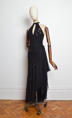 Herbst/Winter 2004: Emporio Armani – Schwarzes, schräg geschnittenes Abendkleid mit Paillettenverzierung und Perlenstickerei