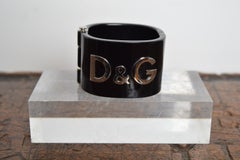 Brazalete D&G Black 2000's con el logotipo «DOLCE & GABBANA» en plata metalizada